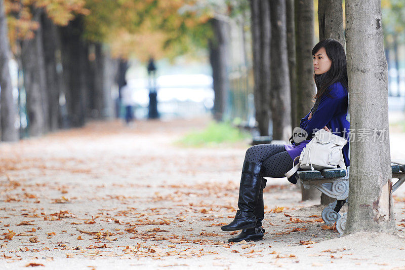 在香榭丽舍公园放松的女人，巴黎- XLarge